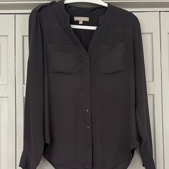 Chic Button-Up Blouse - Picture 2 of 3